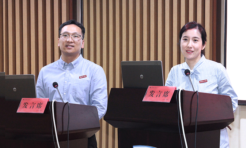 202005281590601778155297.jpg 上届培训优秀教师代表电气学院康乐和外国语学院新教师代表曹晓娇分别发言.jpg