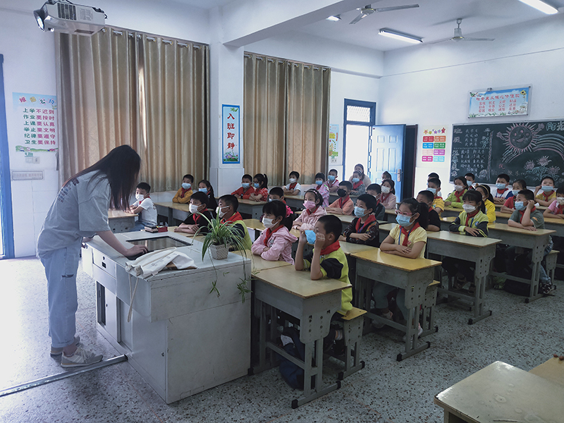 外国语学院赴盐城大丰区南翔实验小学给学生们进行抗疫事迹宣讲.jpg