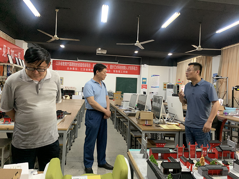 参观艺术学院展厅.jpg