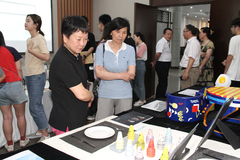 7参观静态展02.jpg