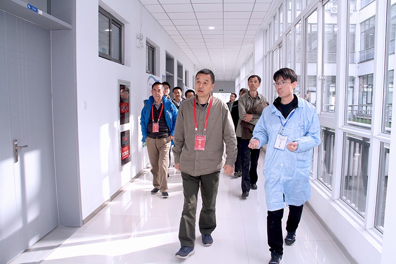 专家参观大学生创新实验室.jpg