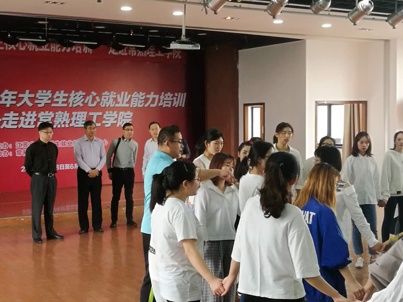 4领导看望学生素质质拓展2_副本.jpg
