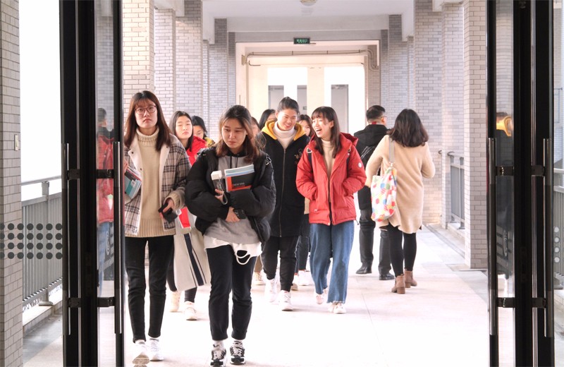学生准备上课.jpg