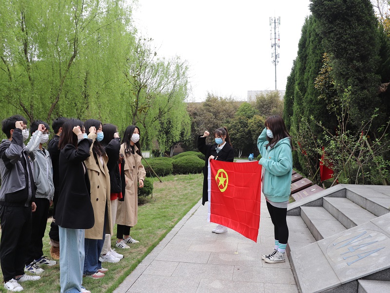2团员们在墓碑前重温入团誓词.jpg