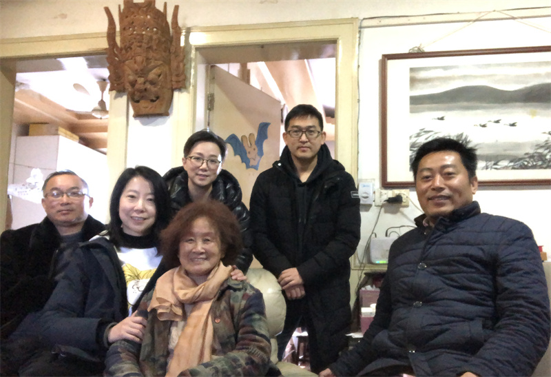 202201141642134097144620.jpg 纺织服装与设计学院慰问应凤仙老师.jpg