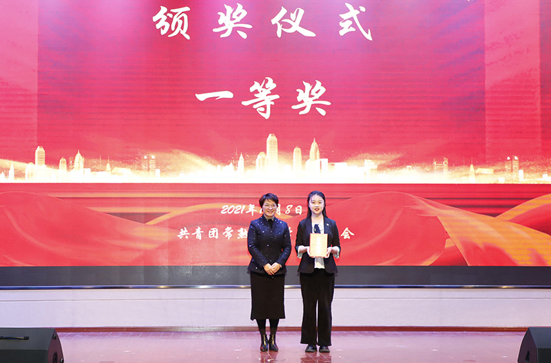 202112091639018913107794.jpg 一等奖颁奖.JPG