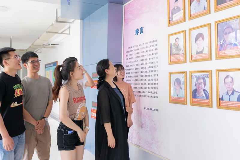 201906131560416554288398.jpg 与毕业生一同参观校友墙_副本.jpg