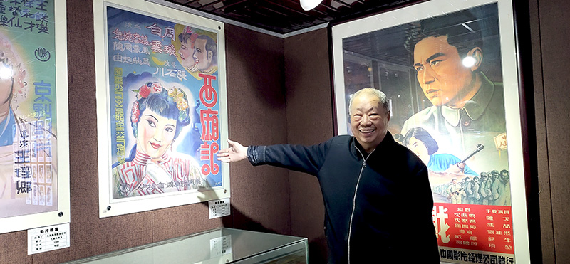 华瑞芯先生介绍自己收藏的第一幅海报.jpg